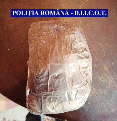 Grupare specializată în trafic de droguri de mare risc, destructurată de poliţiştii din Ilfov şi procurorii DIICOT; şase persoane au fost arestate preventiv. FOTO, VIDEO