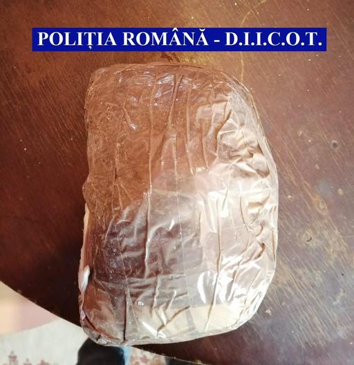 Grupare specializată în trafic de droguri de mare risc, destructurată de poliţiştii din Ilfov şi procurorii DIICOT; şase persoane au fost arestate preventiv. FOTO, VIDEO