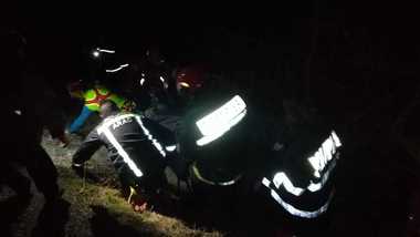 Arad: Misiune de recuperare a unui turist care a căzut de pe zidurile cetăţii Şoimoş, de la o înălţime de aproximativ 15 metri; turistul are fractură deschisă la un picior. VIDEO