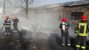 Incendiu de anvelope la Măgurele, cu degajări mari de fum; pompierii intervin cu şase autospeciale