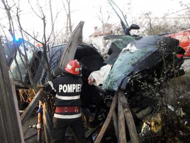 Vâlcea: Un copil şi un tânăr au murit, iar alte două persoane au fost rănite după ce maşina în care se aflau s-a izbit de un cap de pod. FOTO