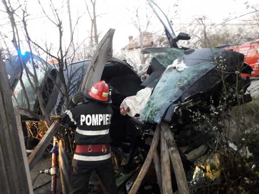 Vâlcea: Un copil şi un tânăr au murit, iar alte două persoane au fost rănite după ce maşina în care se aflau s-a izbit de un cap de pod. FOTO