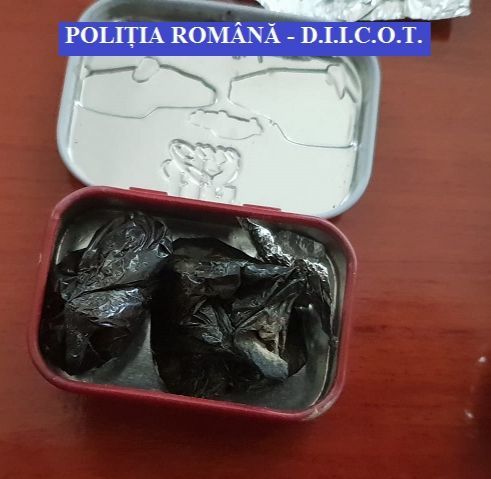 Percheziţii în Bucureşti, într-un dosar de trafic de droguri; la suspecţi a fost găsită heroină