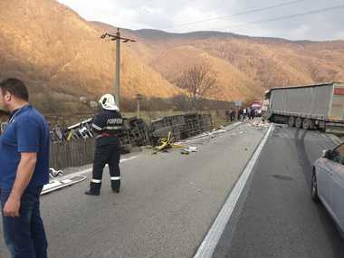 Vâlcea: Doi răniţi după ce două TIR-uri s-au ciocnit frontal; unul transporta autoturisme şi s-a răsturnat, iar două maşini au căzut în curtea unei case. FOTO