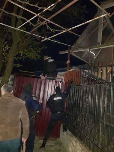 Brăila: Percheziţii la persoane suspectate de furturi din locuinţe. FOTO