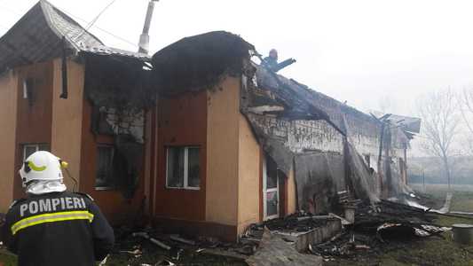Vâlcea: Incendiu la o clădire care adăposteşte o grădiniţă, o bibliotecă şi un dispensar; nu au fost victime. FOTO, VIDEO
