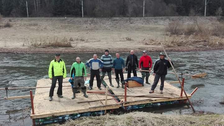 Opt pompieri din Harghita au pornit într-o expediţie cu o plută improvizată din sticle de plastic, pe râul Mureş, până la vărsarea acestuia în Tisa, în Ungaria. FOTO