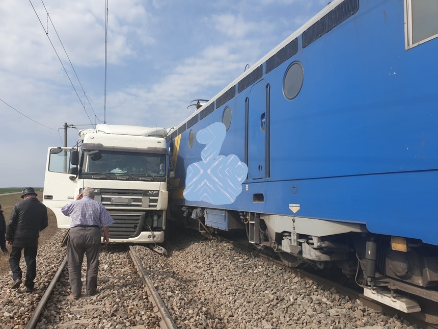 Locomotiva unui tren de marfă a deraiat în judeţul Ialomiţa, după ce a lovit un TIR; traficul feroviar este blocat. FOTO/ VIDEO