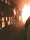 Caraş-Severin: Trei vagoane de tren dezafectate, cuprinse de un incendiu în gară la Caransebeş. Focul s-a extins şi la o clădire învecinată. FOTO, VIDEO