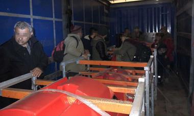 Paisprezece cetăţeni străini care încercau să iasă ilegal din ţară ascunşi în remorca unui TIR, prinşi de poliţiştii de frontieră de la Nădlac II. VIDEO