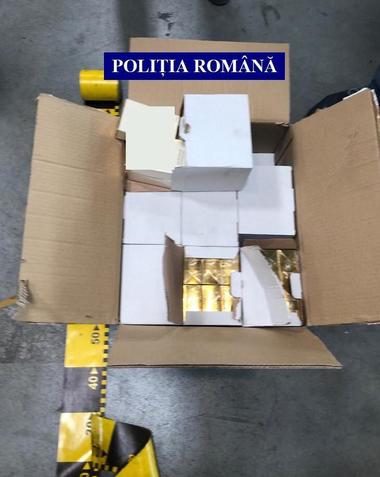 Peste 3.700 de flacoane cu apă de parfum şi apă de toaletă, inscripţionate cu numele unor firme cunoscute, confiscate de poliţişti în urma unor percheziţii. FOTO, VIDEO