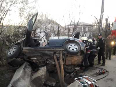 Vâlcea: Şoferul care a provocat accidentul de la Tetoiu, soldat cu trei morţi, a fost reţinut; el era sub influenţa alcoolului atunci când maşina a lovit un cap de pod