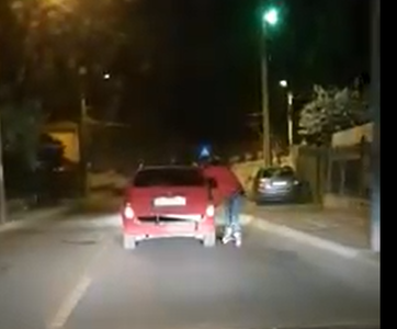 Un tânăr a fost filmat când merge prin Craiova cu rolele, ţinându-se de o maşină; poliţiştii fac cercetări pentru a identifica toate persoanele implicate. VIDEO