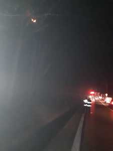 Vâlcea: Trafic blocat pe DN 7 din cauza unui incendiu de pădure care se manifestă în apropierea şoselei; trunchiuri de copaci au căzut pe carosabil. VIDEO