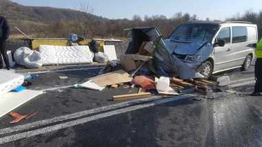Sibiu: Trafic blocat pe DN 1, după ce o maşină şi un microbuz s-au ciocnit; două persoane au fost rănite