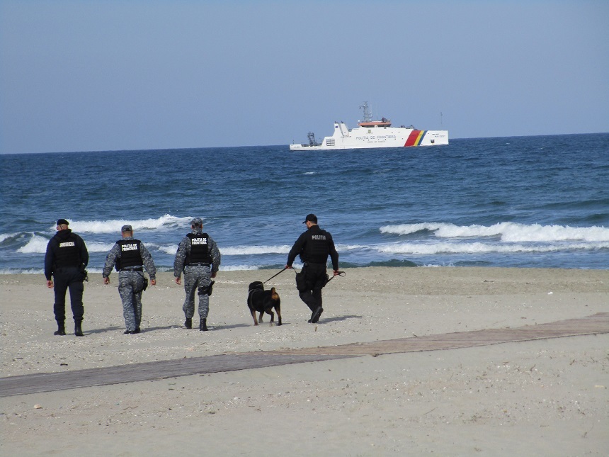 UPDATE: Amplă operaţiune pe litoral într-un dosar de trafic de droguri / Oamenii sunt avertizaţi să nu deschidă pachete găsite pe plajă deoarece ar putea conţine droguri - FOTO-VIDEO