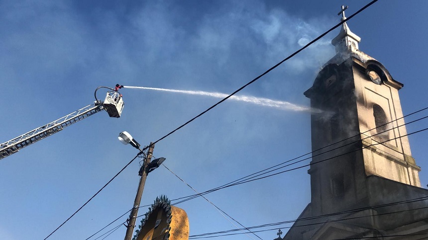 Incendiu la turla şi la acoperişul unei biserici din Timiş - FOTO