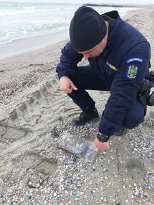Peste 150 de kilograme de droguri, găsite în ultimele zile pe litoralul Mării Negre; ministrul Carmen Dan neagă informaţiile potrivit cărora sistemul de supraveghere nu ar fi funcţionat