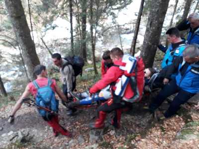 Braşov: Elev de 17 ani aflat în tabăra Sâmbăta, ajutat de jandarmi şi salvamontişti după ce a alunecat pe zăpadă şi s-a accidentat la genunchi