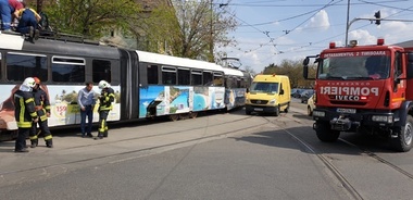 Timişoara: Un tramvai fără vatman a pornit din loc, a lovit două maşini şi s-a oprit într-o altă garnitură. FOTO