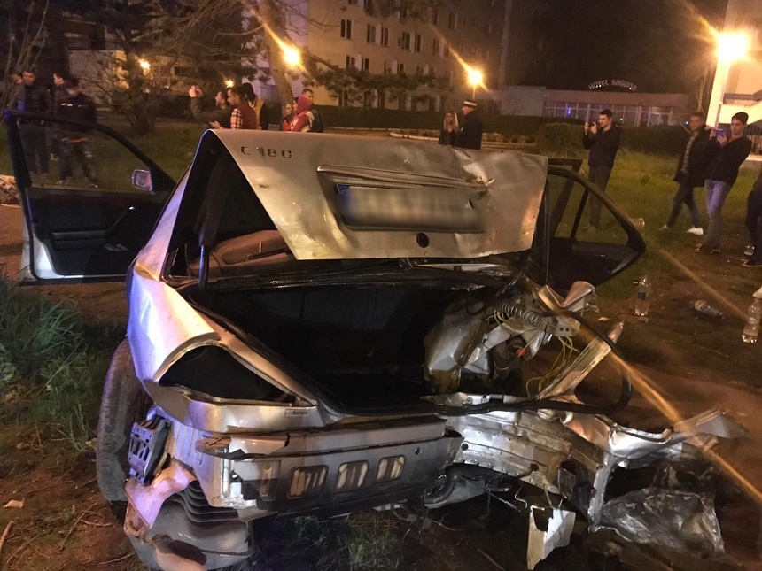 Constanţa: Patru tineri au fost grav răniţi într-un accident în Mamaia, în care au fost implicate trei autoturisme - FOTO

