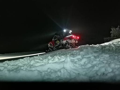 Braşov: Jandarmii şi salvamontiştii au salvat doi turişti din Cehia, care se aflau pe un traseu din Buvegi şi nu au mai putut continua drumul. Ei erau aproape de şocul hipotermic când au fost găsiţi

