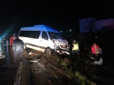 UPDATE - Iaşi: Plan roşu de intervenţie după ce două microbuze s-au ciocnit, opt persoane fiind rănite şi transportate la spital/ Două persoane sunt în stare mai gravă - FOTO