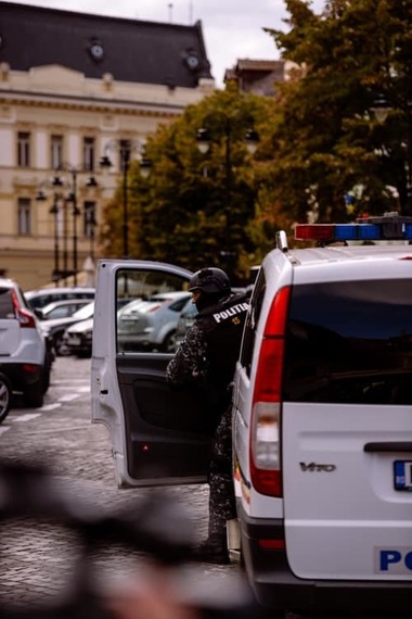 Argeş: Percheziţii la persoane bănuite de furturi din locuinţe de unde ar fi sustras bani, bijuterii, produse electronice şi electrocasnice