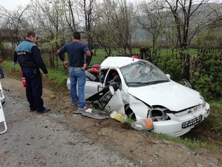 Trei răniţi într-un accident rutier în judeţul Prahova

