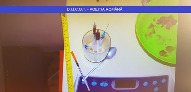 Cluj: Doi bărbaţi, suspectaţi că au obligat mai multe tinere să se prostitueze, injectându-le heroină, au fost arestaţi