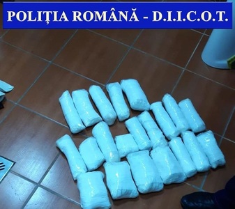 Iaşi: Doi bărbaţi suspectaţi de trafic de droguri au fost arestaţi; substanţele interzise erau aduse din Spania

