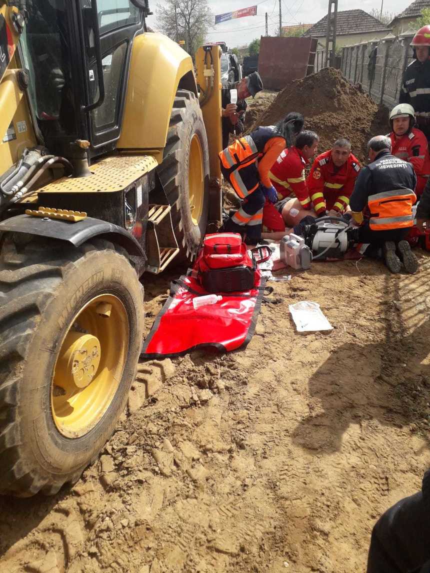 Mehedinţi: Doi muncitori au fost surprinşi de un mal de pământ; unul dintre ei a fost declarat decedat