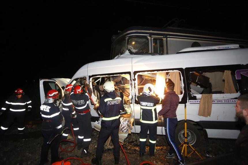 UPDATE Buzău: Planul roşu de intervenţie după ce un microbuz cu pasageri a fost lovit de un tren; trei oameni au murit, alţi 10 au fost transportaţi la spital. FOTO, VIDEO