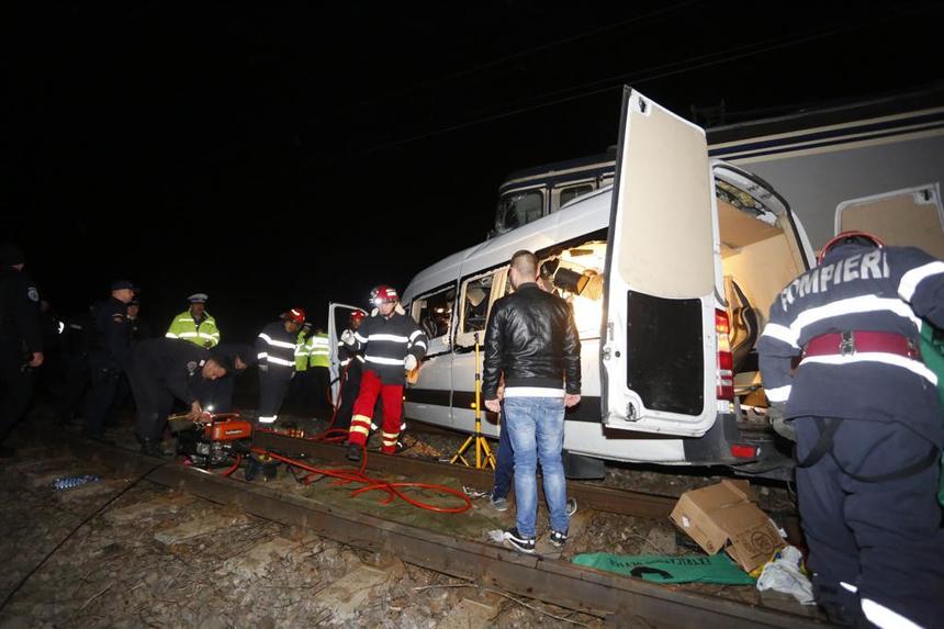 Trei persoane au murit în urma accidentului din judeţul Buzău; alte zece au fost duse la spital. FOTO