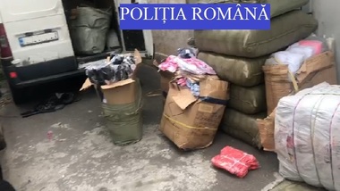 Şapte bărbaţi care au furat baxuri cu haine din depozitul unei firme din Afumaţi, reţinuţi