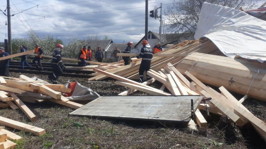 Bistriţa-Năsăud: Traficul feroviar, blocat după ce un tren de călători a lovit un TIR încărcat cu material lemnos, a fost reluat pe un fir