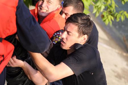 Un bărbat a căzut în Dâmboviţa la stăvilarul Ciurel, el fiind scos de un paramedic SMURD, până la sosirea scafandrilor. VIDEO