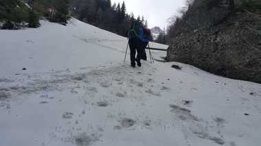Acţiuni ale salvamontiştilor din Buşteni, în două zone diferite din Valea Jepilor, pentru salvarea a nouă turişti care nu şi-au mai putut continua drumul