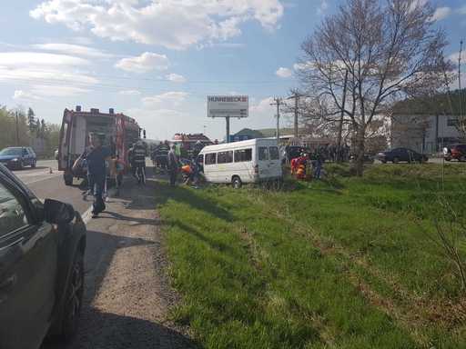 UPDATE - Cluj: Plan Roşu de Intervenţie după ce un microbuz s-a răsturnat; 11 persoane, dintre care opt sunt minori, au fost rănite. Un băiat de 17 ani, grav rănit, a fost dus la Târgu Mureş cu elicopterul SMURD. FOTO/ VIDEO