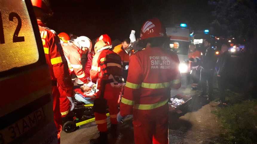 Un mort şi doi răniţi, într-un accident produs în judeţul Alba; poliţiştii încearcă să stabilească care dintre cei doi supravieţuitori era la volan