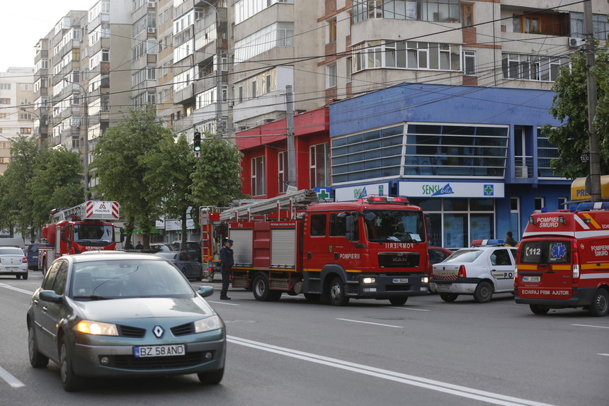 Incendiu într-un bloc de locuinţe din Buzău; un bărbat a fost găsit mort de pompieri