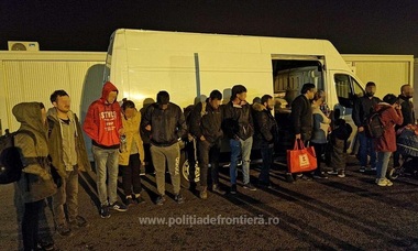 Nădlac: 16 cetăţeni din Irak, Siria şi Afganistan prinşi când încercau să treacă graniţa ascunşi într-o autoutilitară cu piese auto cu destinaţia Germania - FOTO, VIDEO