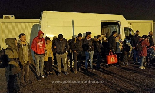 Nădlac: 16 cetăţeni din Irak, Siria şi Afganistan prinşi când încercau să treacă graniţa ascunşi într-o autoutilitară cu piese auto cu destinaţia Germania - FOTO, VIDEO