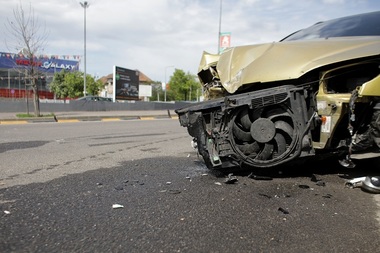 UPDATE - Patru persoane rănite, după ce un autobuz a STB a lovit mai multe maşini şi s-a oprit într-un bloc de pe Şoseaua Orhideelor din Capitală / Precizările Societăţii de Transport Bucureşti - FOTO