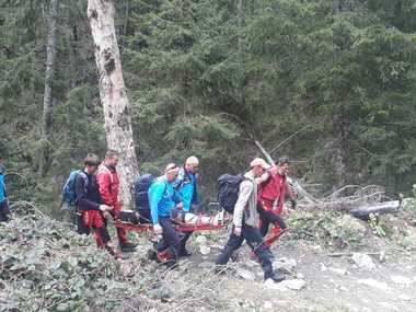Braşov: Femeie recuperată de salvamontişti şi jandarmi montani după ce a alunecat pe zăpadă şi a suferit o entorsă, într-o zonă montană din apropiere de Mănăstirea Sâmbăta. FOTO, VIDEO
