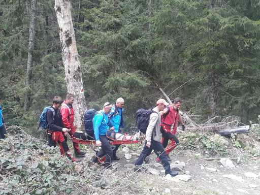 Braşov: Femeie recuperată de salvamontişti şi jandarmi montani după ce a alunecat pe zăpadă şi a suferit o entorsă, într-o zonă montană din apropiere de Mănăstirea Sâmbăta. FOTO, VIDEO