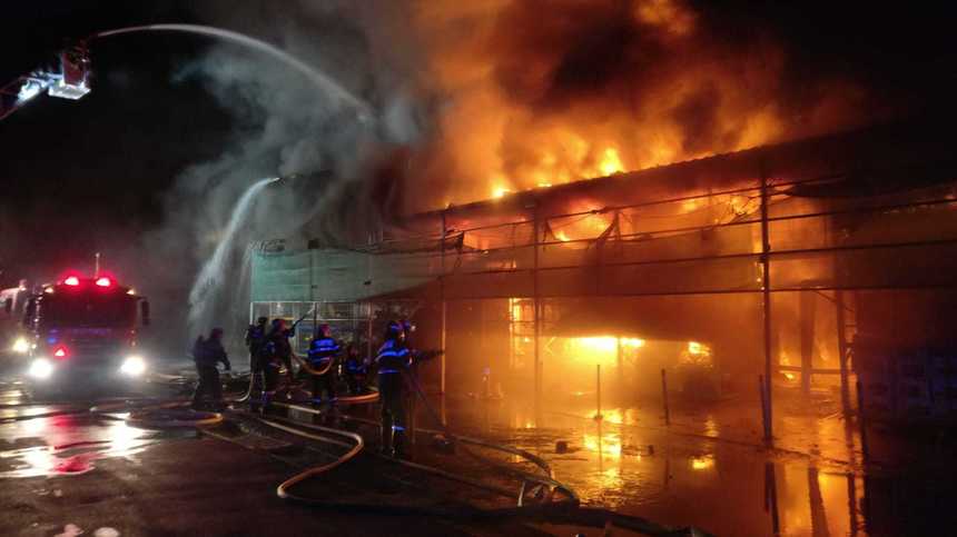 Tulcea: Un puternic incendiu a izbucnit într-o zonă de depozite, suprafaţa afectată fiind de peste 800 de metri pătraţi. FOTO, VIDEO

