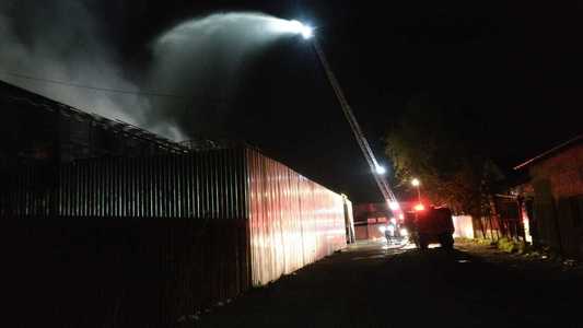 Incendiul izbucnit într-o zonă de depozite din Tulcea, stins după aproape zece ore