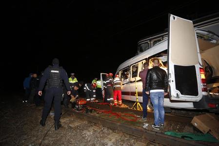 Buzău: Fostul poliţist care a condus microbuzul lovit de tren în urmă cu două săptămâni a murit la spital; bilanţul accidentului a ajuns la cinci morţi