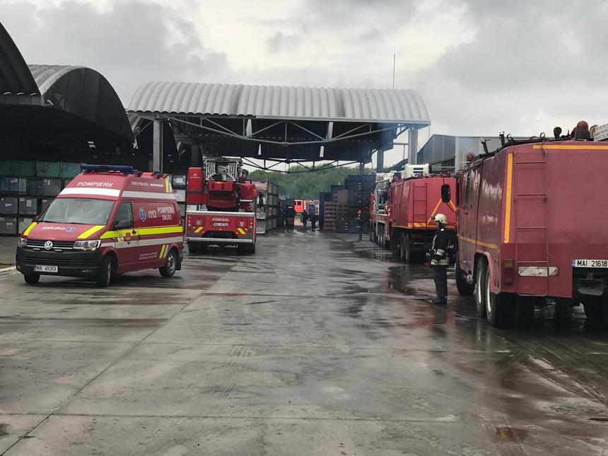 Incendiu la topitoria fabricii de volane din Timişoara; peste 430 de persoane s-au autoevacuat. FOTO/ VIDEO